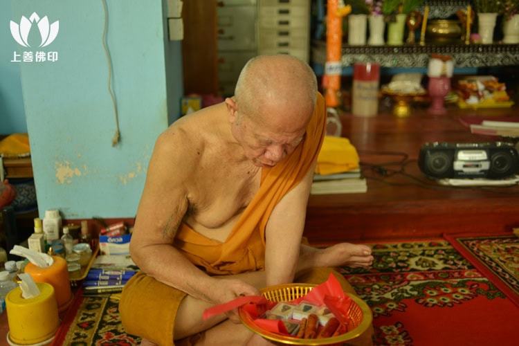  Wat Wang Daeng Tai  寺廟主持龍婆恩為聖物再用心加持