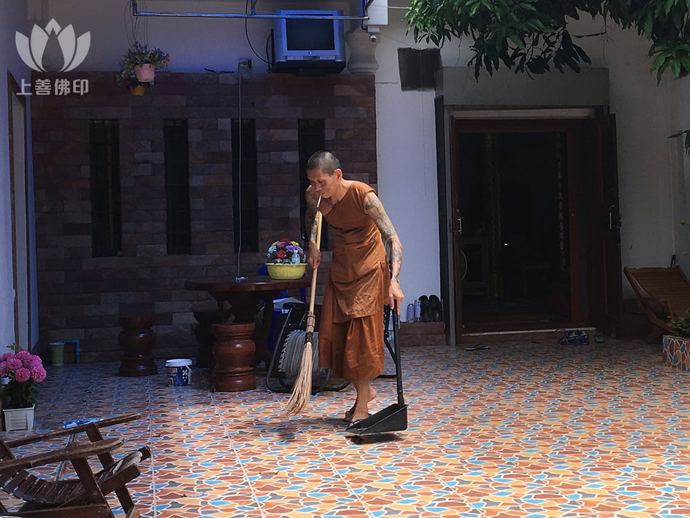 龍婆樂  Wat Khon Cha-Ngok - 師父在掃地