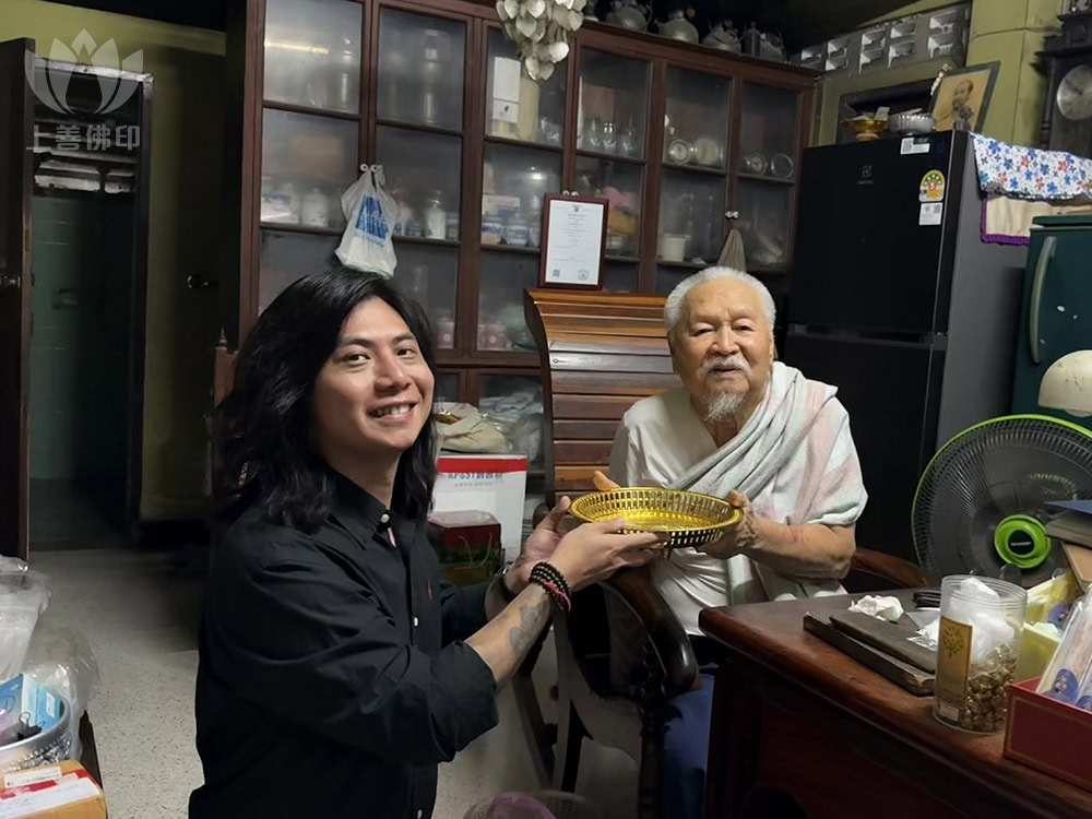 2568年跟師父合照, 咁就十年