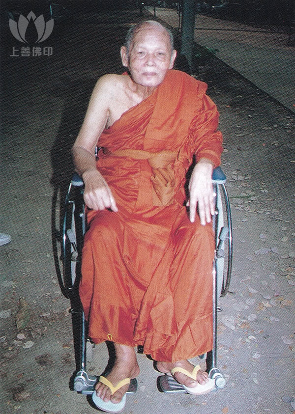 龍婆啤師父晚年於寺廟內坐輪椅