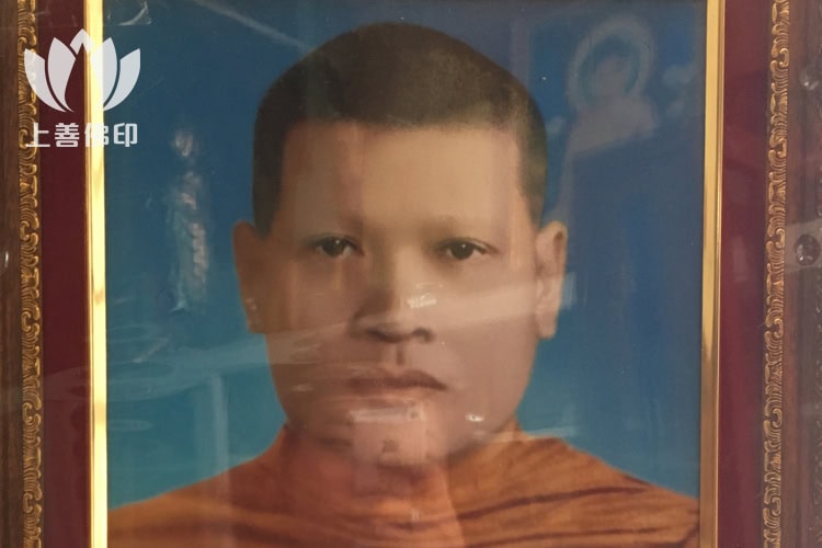 寺廟內擺放師父剛出家的照片