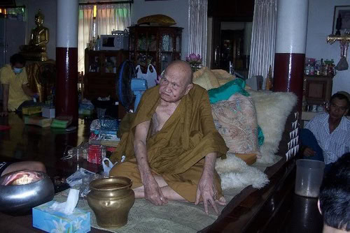 龍婆添 (肥添) 師父身穿橙色袈裟坐於禪房內被偷拍
