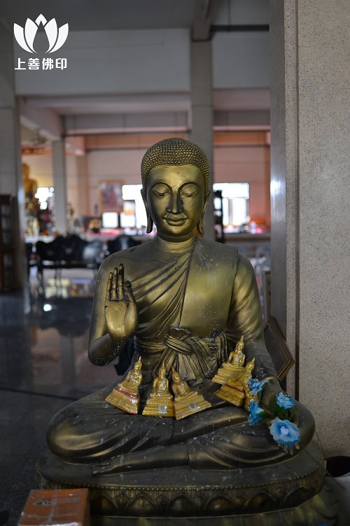  寺廟內, 這尊佛像其實我不知道叫什麼, 但很莊嚴