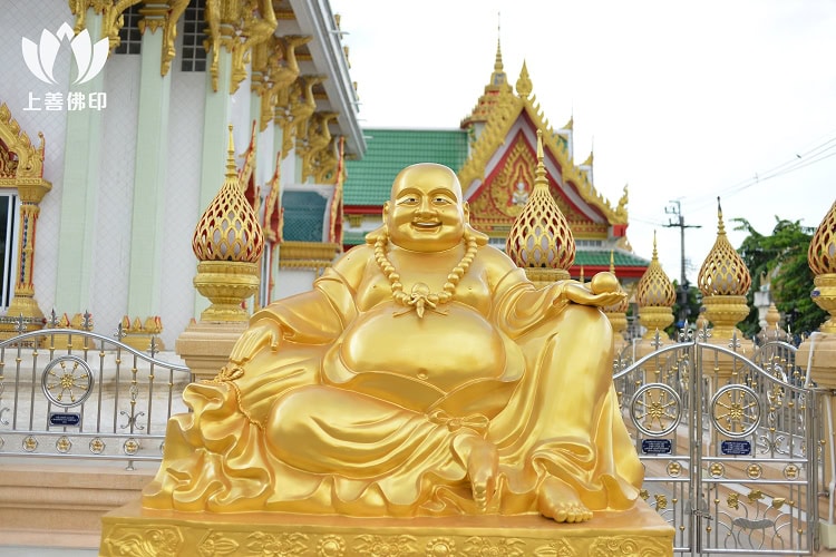 寺廟外放了一尊彌勒佛