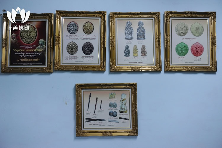 廟供請處一角，佛牌海報展示早期的聖物 2