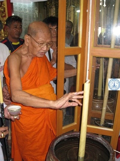 龍婆遮（Luang Phor Cher師父為法會進行加持