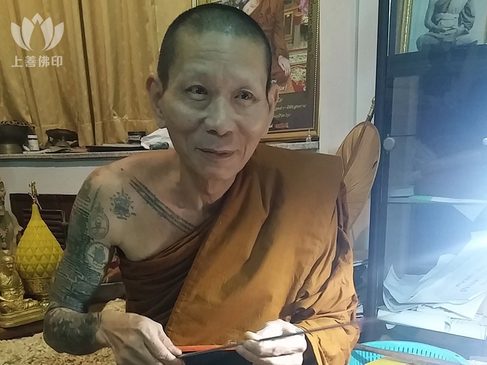 寺廟內龍婆樂師父介紹自己的刺符針