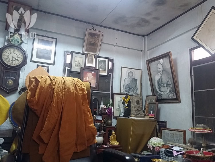 寺廟內掛隃一幅龍婆Doo法照