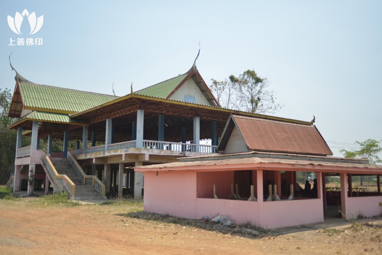Wat Sri Song Tam寺廟旁邊的院社