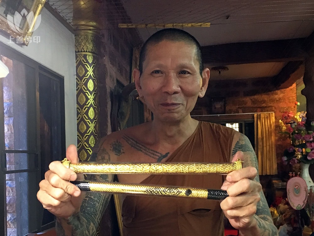 寺廟內龍婆樂師父介紹有新加坡人訂制了巨型符通