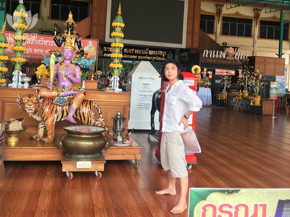 寺廟外店主打卡 (當年還沒有紋身)