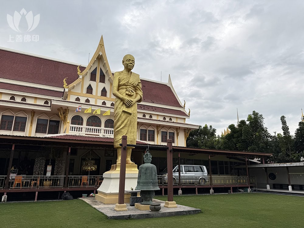 寺廟裡這尊像師父圓寂後新建的