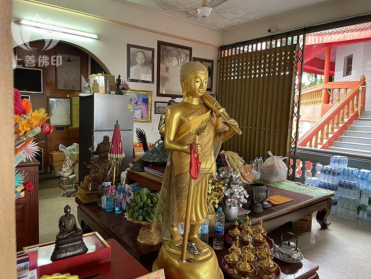 寺內不知何時多了尊士嘩利