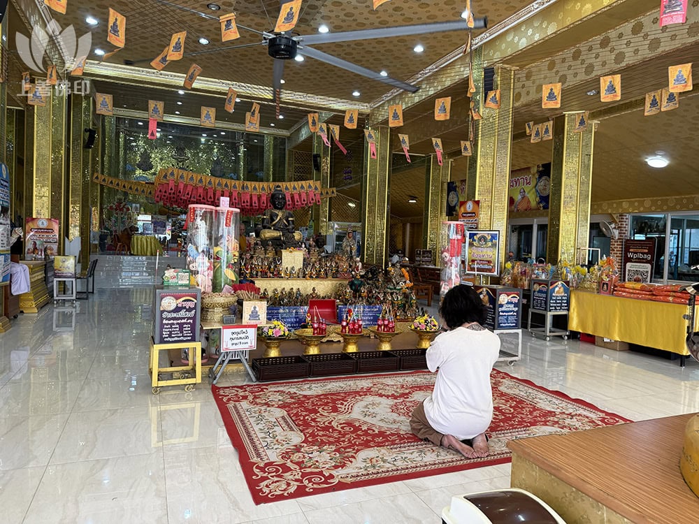 寺廟有很多供奉佛像都經常變換, 為獨這尊古曼童不變.