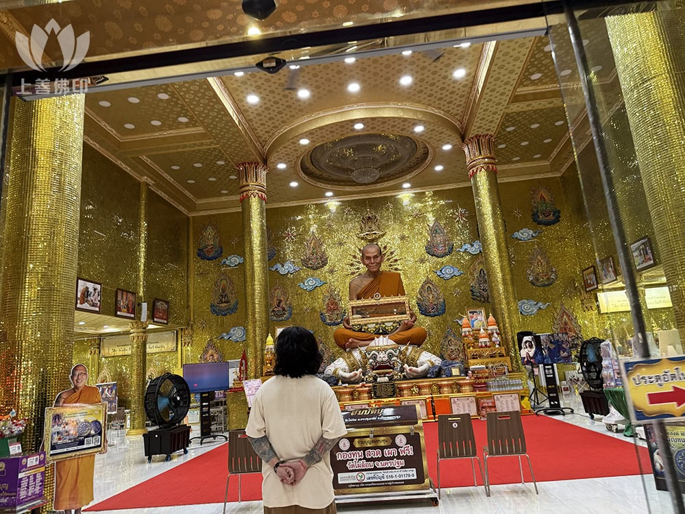 寺廟內放著龍婆判的金身, 每天最少都過善信來拜