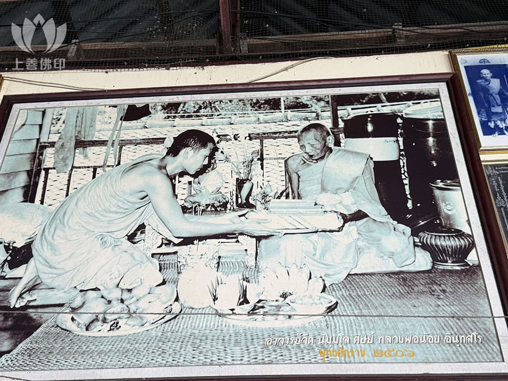 寺廟內放了師父與龍婆耐的合照