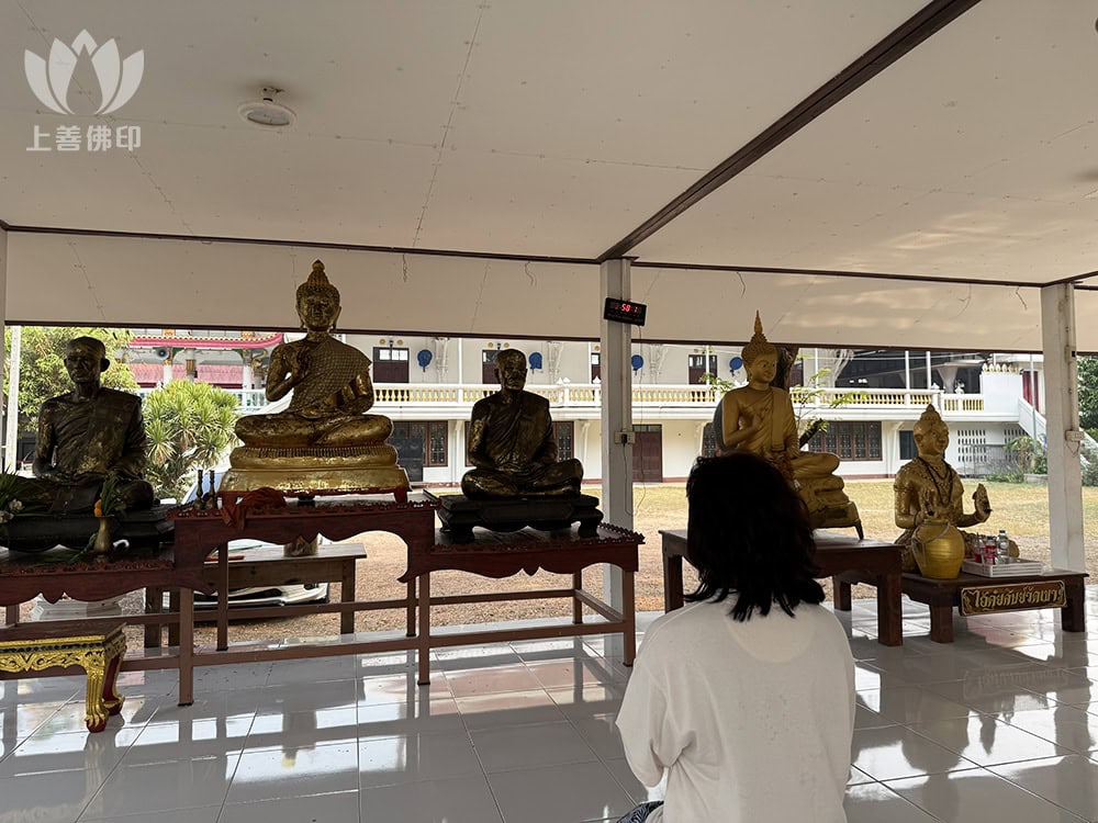 寺廟內向師頂禮