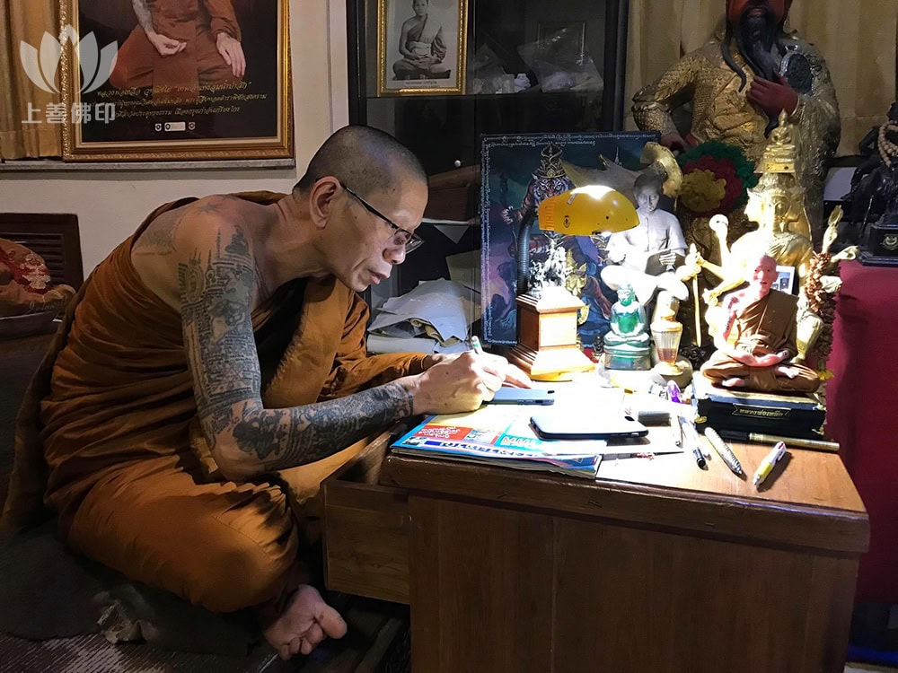 寺廟內龍婆樂師父在劃符中