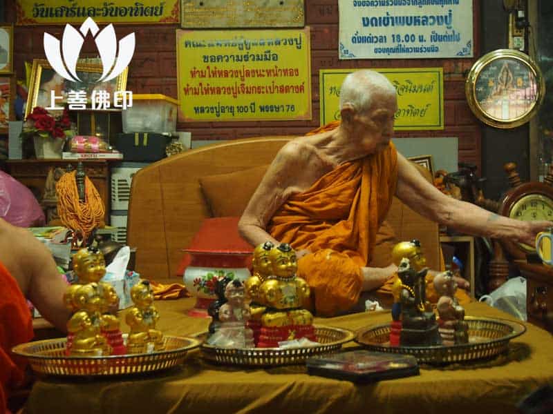 Wat Sam Ngam寺的佛像,象徵龍婆炎的古曼童與符通製作