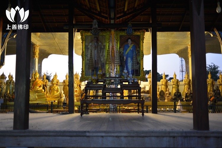 Wat XXXX 寺廟外觀，環繞稻田