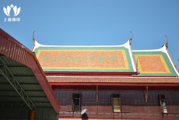 建築細節，金色瓦片