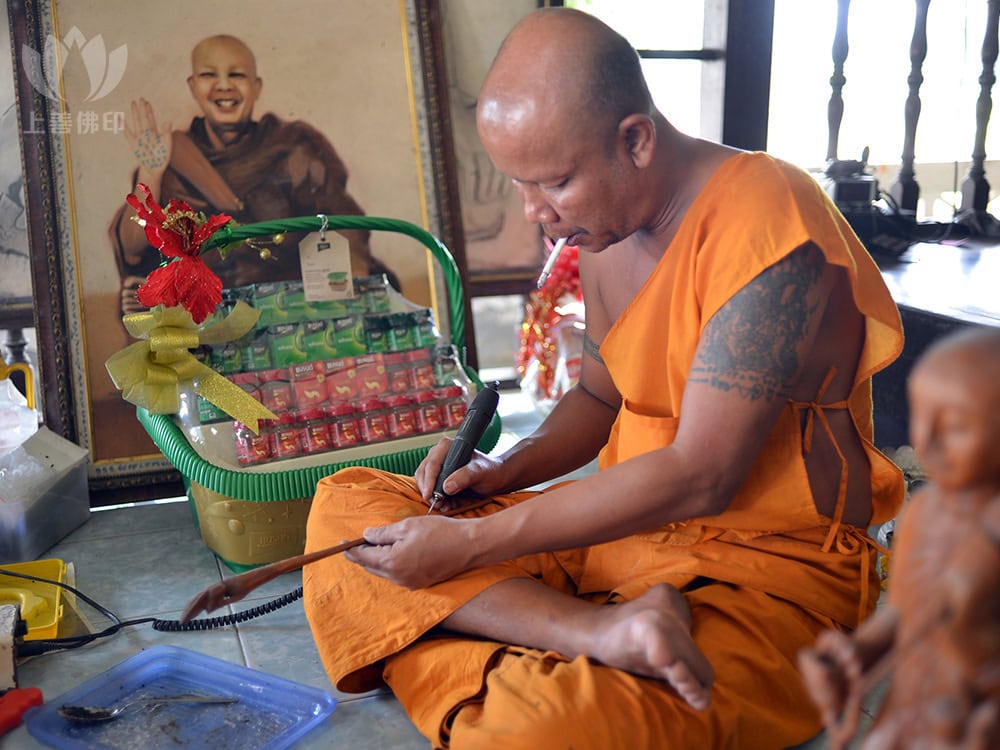 寺廟內阿贊錠師父贊符中 