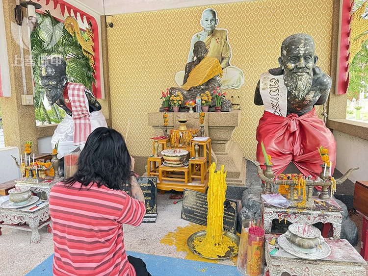 寺廟內拜見師父