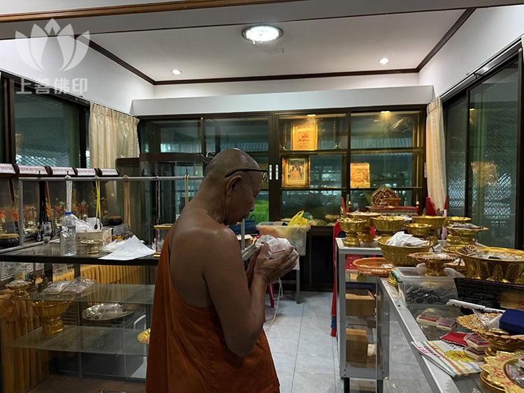 現主持為我再加持聖物 (拍攝於2568年)