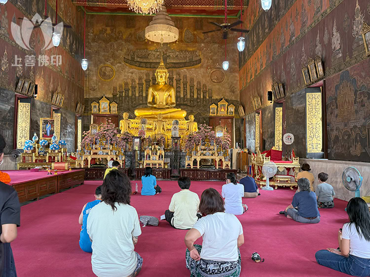 寺內主佛堂