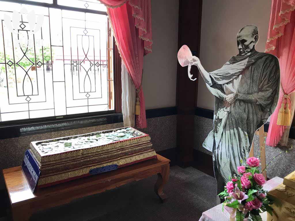 寺廟內唔知點解會有好多人掉錢起到