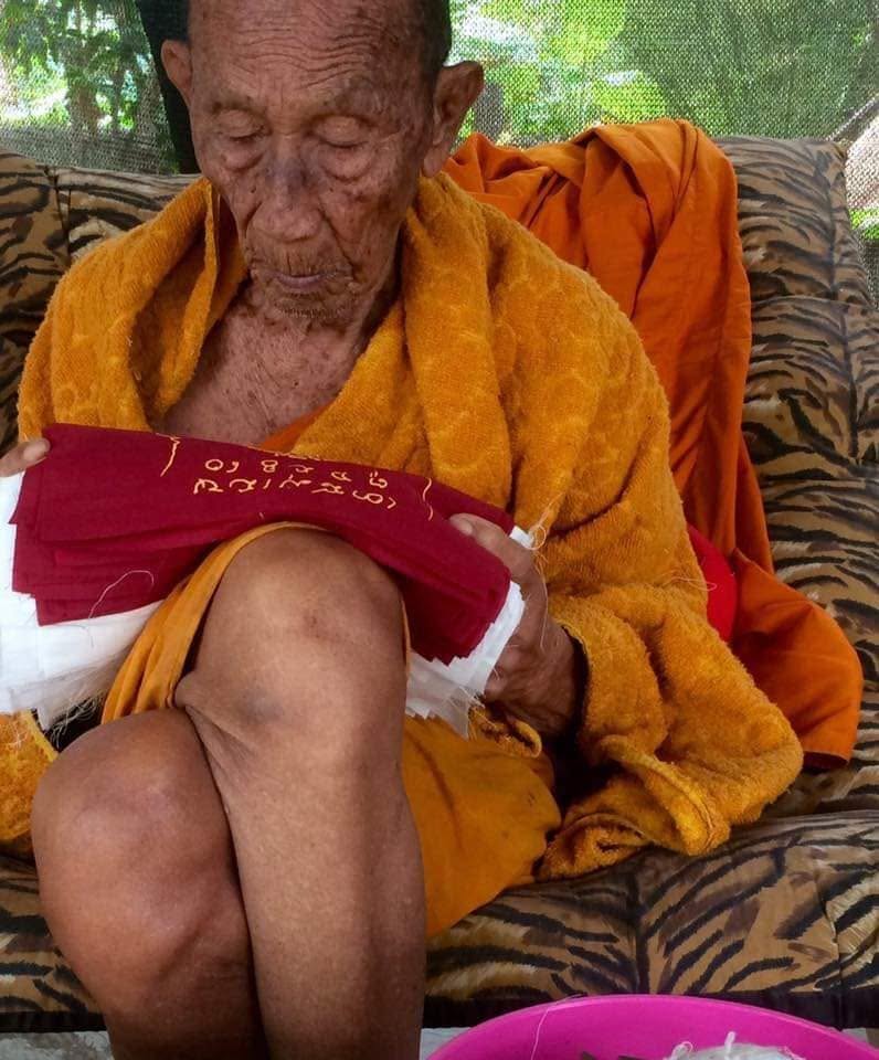 龍婆倫師父在加持中