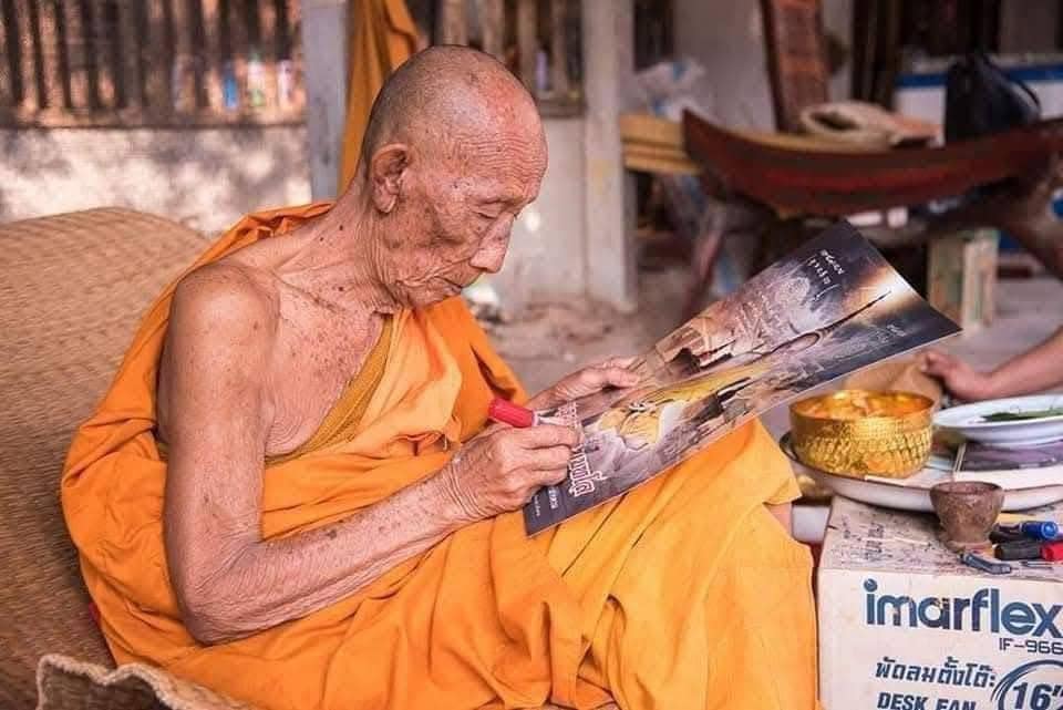 龍婆倫師父為善信贊符中