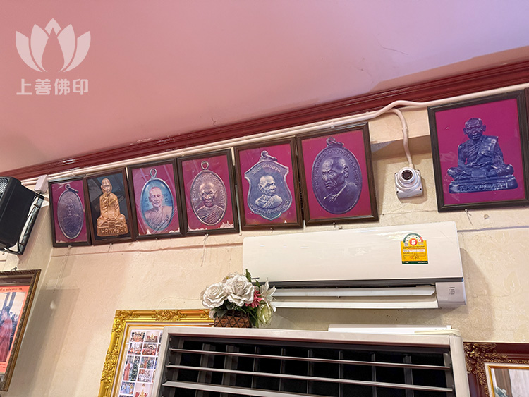 龍婆Boonmei廟內的自身佛牌海報