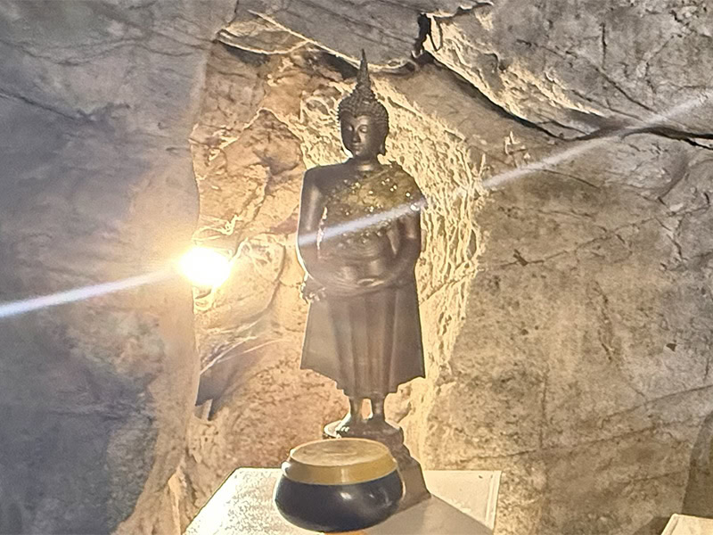 泰國星期三白天托缽佛