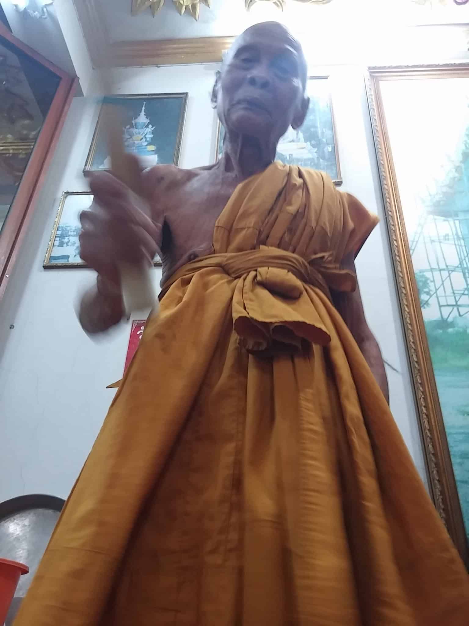 泰國高僧為信眾及聖物進行加持儀式,展現南傳佛教經文力量的傳遞