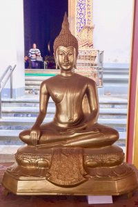 泰國寺廟觸地印佛像