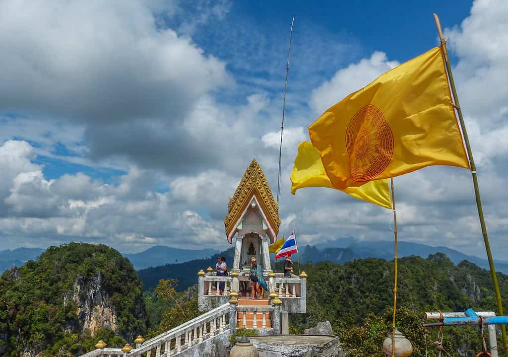 甲米Wat Tham Seua山頂佛像