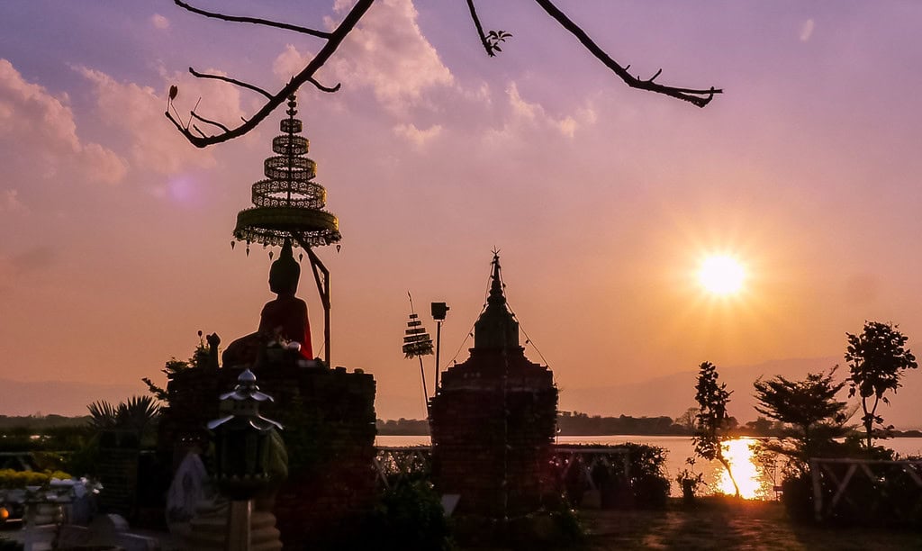 帕堯Wat Tilok Aram湖上佛像