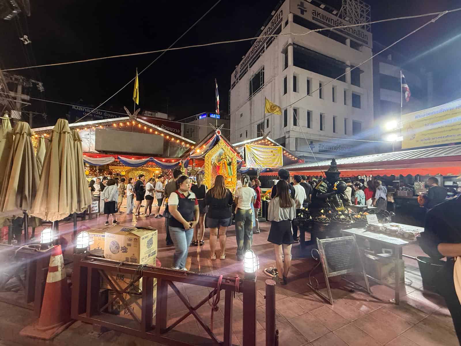曼谷路邊象神廟