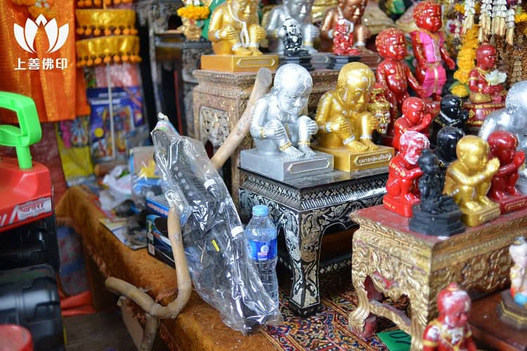 泰國恐怖電影海報,幽默展示誇張的佛牌迷思