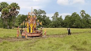 Chak Phra 節日中佛像被拉行穿越市區