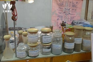 佛牌材料介紹：派更也粉與金達曼尼粉：泰國佛牌材料的靈異由來