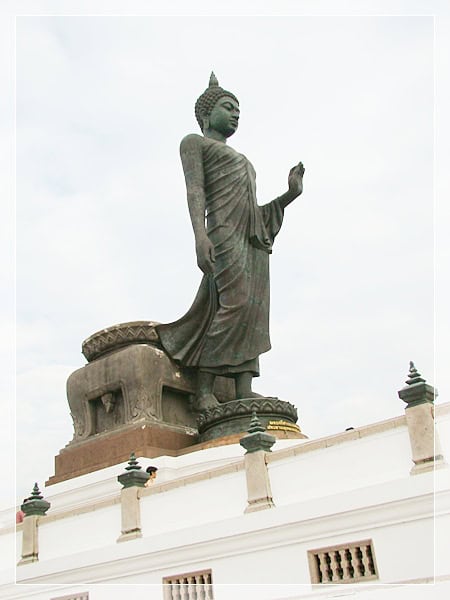 行走佛的S形身姿與無畏手印藝術特徵