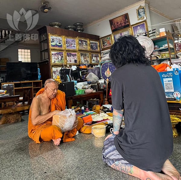 Wat Thai Nam寺廟的現主席為我的聖物再加持