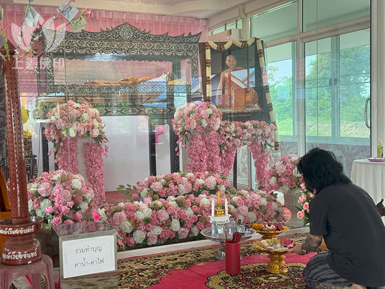 Wat Sri Song Tam寺廟的龍婆術朴金身