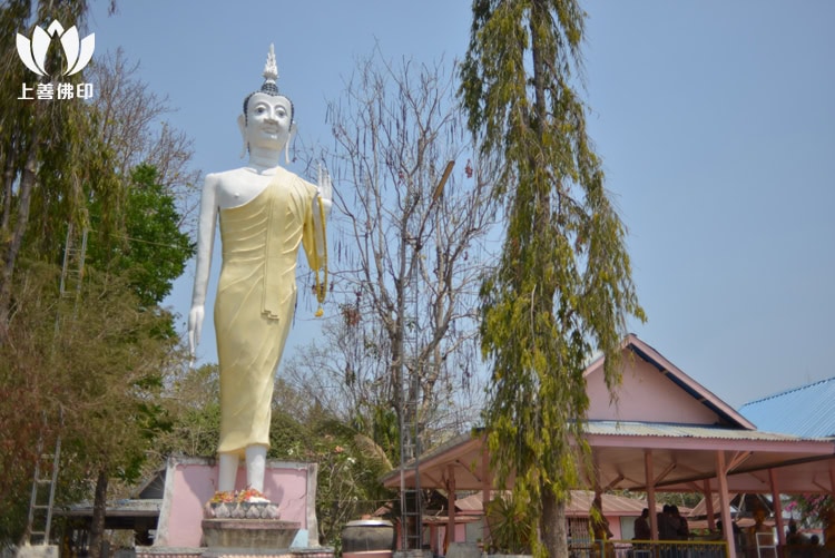 Wat Sri Song Tam寺廟的行走佛