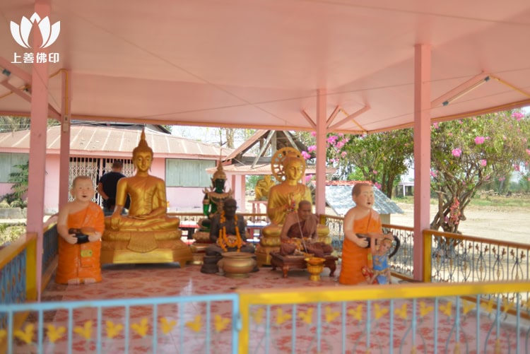 Wat Sri Song Tam寺廟的龍婆托供奉佛像
