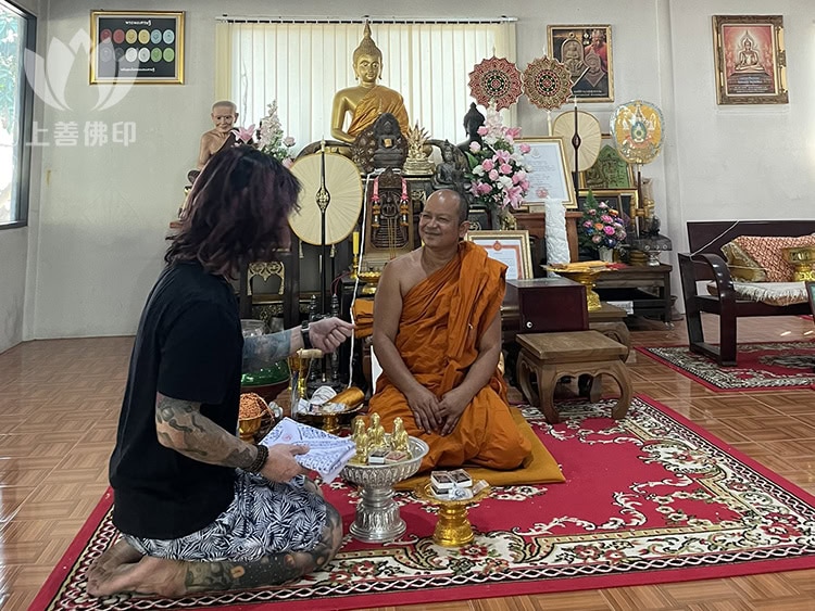 Wat Boonyarit現主持 龍婆遮，環繞稻田