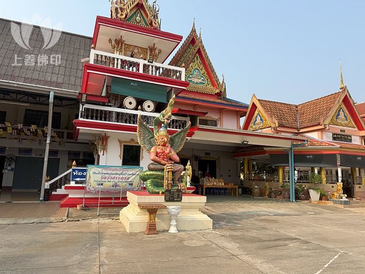 Wat Wang Sapparos寺廟擺放各神佛