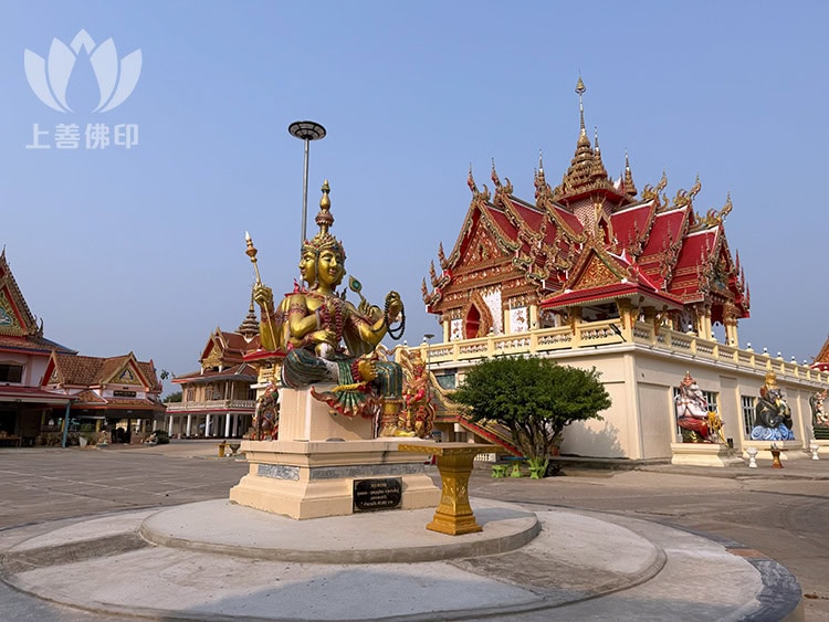 Wat Wang Sapparos寺廟正門有尊四面神